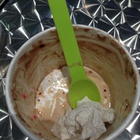 รูปภาพถ่ายที่ Tasty Waves Frozen Yogurt Cafe โดย Nick M. เมื่อ 12/22/2012