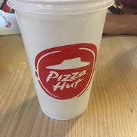 Foto diambil di Pizza Hut oleh Bernardo V. pada 9/7/2018