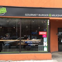 Foto tirada no(a) Burger Stomper Gourmet Burger &amp;amp; Milkshake Bar por Andrew H. em 3/22/2016