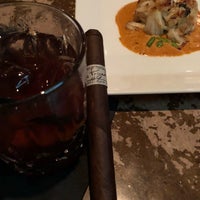 Foto tirada no(a) Del Frisco&amp;#39;s Cigar Lounge por Lukesan 3. em 8/26/2018