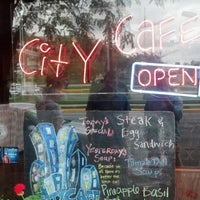 รูปภาพถ่ายที่ City Cafe โดย Ben F. เมื่อ 7/5/2013