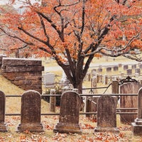 Foto tirada no(a) Sleepy Hollow Cemetery por Heather M. em 10/28/2021