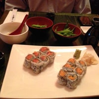 รูปภาพถ่ายที่ Azuki Sushi โดย Becca M. เมื่อ 11/16/2012