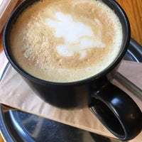 Das Foto wurde bei Kafital Coffee Roastery &amp;amp; Cocktail Bar von N E. am 9/19/2020 aufgenommen
