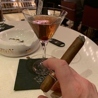 รูปภาพถ่ายที่ Ashton Cigar Bar โดย Randy G. เมื่อ 3/23/2019