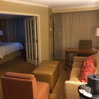 Foto diambil di Scottsdale Marriott Suites Old Town oleh Rose B. pada 2/14/2018