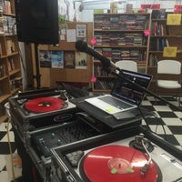 4/16/2016에 Courtney DJ King Court L.님이 Edward McKay Used Books &amp;amp; More에서 찍은 사진