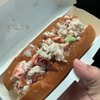 Снимок сделан в Quincy`s Original Lobster Rolls - Cape May пользователем Caryn H. 6/16/2019
