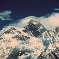 รูปภาพถ่ายที่ Mount Everest | Sagarmāthā | सगरमाथा | ཇོ་མོ་གླང་མ | 珠穆朗玛峰 โดย ᴡ N. เมื่อ 5/24/2014