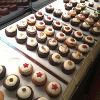 Foto tomada en Sweet Wishes Cafe Gourmet Cupcake Shop  por Caroline T. el 11/29/2012