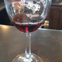 Das Foto wurde bei Lemon Creek Winery - Grand Haven Tasting Room von Sandie I. am 6/25/2016 aufgenommen