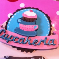 12/7/2012 tarihinde Jucilene B.ziyaretçi tarafından Cupcakeria Café'de çekilen fotoğraf