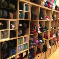 Foto tirada no(a) Argyle Yarn Shop por Elizabeth F. em 9/17/2017