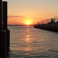 Das Foto wurde bei NY Waterway - Pier 6 Terminal von Elizabeth F. am 7/17/2017 aufgenommen