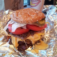 Foto diambil di Z-Burger oleh Dan R. pada 4/1/2014