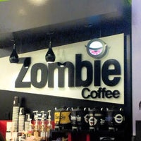 4/19/2014 tarihinde Dan R.ziyaretçi tarafından Zombie Coffee at FrozenYo'de çekilen fotoğraf