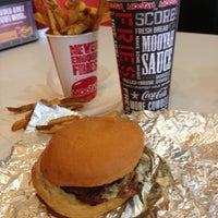 Foto scattata a MOOYAH Burgers, Fries &amp; Shakes da Nino C. il 4/22/2013