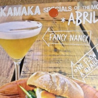 Das Foto wurde bei Makamaka Beach Burger Café von Nancy D. am 4/28/2013 aufgenommen