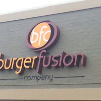 Foto tirada no(a) Burger Fusion Company por Matthew N. em 5/1/2014