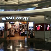 Das Foto wurde bei Miami HEAT Store von Hoki T. am 7/6/2013 aufgenommen