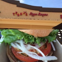 Foto scattata a Teddy&amp;#39;s Bigger Burgers da Sandy P. il 4/5/2016