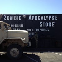 Снимок сделан в Zombie Apocalypse Store пользователем Marc M. 4/20/2013