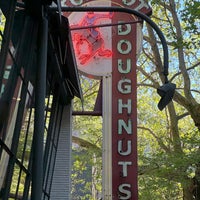 Photo taken at Top Pot Doughnuts by Jeff P. on 5/10/2023