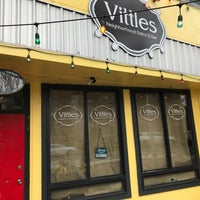 Photo prise au Vittles Neighborhood Bistro &amp;amp; Bar par Jeff P. le12/16/2017