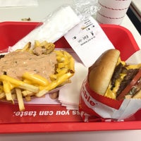 Photo taken at In-N-Out Burger by José Rodrigo I. on 10/12/2019