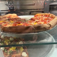 Foto diambil di Pizza Rock oleh Robert N. pada 10/28/2023