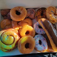 Foto tirada no(a) Country Style Donuts por Kyle F. em 10/29/2022