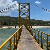 Photo taken at Suspension Bridge Lembongan - Ceningan by Yige W. on 12/6/2019