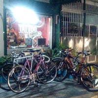 Foto tirada no(a) The Shop (TATTOO BIKE COFFEE) por Juki G. em 10/18/2014