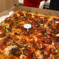 Foto scattata a Williamsburg Pizza da Caroline L. il 11/13/2022