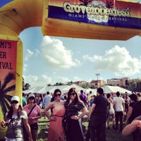 รูปภาพถ่ายที่ Grovetoberfest โดย Princess Nicole💋 เมื่อ 10/13/2012