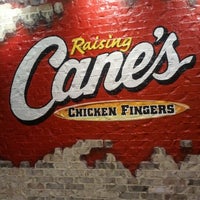 รูปภาพถ่ายที่ Raising Cane&amp;#39;s Chicken Fingers โดย BluePhire เมื่อ 11/11/2012