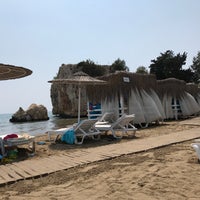 Das Foto wurde bei Mavi Beyaz Otel &amp;amp; Beach Club von İlker K. am 8/18/2018 aufgenommen