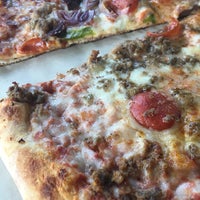 Das Foto wurde bei Flippin&amp;#39; Pizza von Andrew am 4/5/2017 aufgenommen