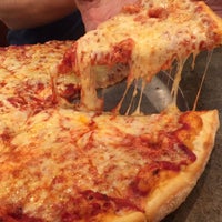 3/10/2015 tarihinde Michael F.ziyaretçi tarafından Ray&amp;#39;s Pizza'de çekilen fotoğraf