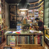 Photo taken at Minoa Bookstore &amp;amp; Café by Ayşegül E. on 1/17/2016