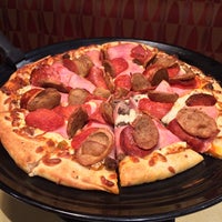Снимок сделан в Boston Pizza пользователем Richard 1/22/2014