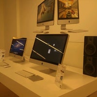 Photo taken at Baylan Apple Authorized Store by ibrahim K. on 9/16/2011