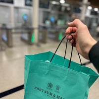 Photo taken at Fortnum &amp;amp; Mason by Linzeye S. on 3/22/2023