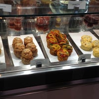 Foto tomada en The Meatloaf Bakery  por Dominique C. el 10/13/2012