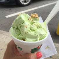 Das Foto wurde bei Curly&amp;#39;s Ice Cream &amp;amp; Frozen Yogurt von K.B. am 8/5/2016 aufgenommen