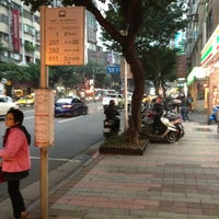 公車三興國小站 Bus Stop In Xinyi Qu