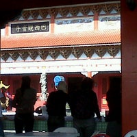 Photo taken at Templo Quan-Inn by Thais V. on 10/8/2012