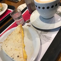 Photo taken at Suplicy Cafés Especiais by Clecio V. on 4/16/2018