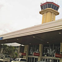 Photo taken at Aeropuerto Internacional Monseñor Óscar Arnulfo Romero (SAL) by Fidel C. on 5/1/2016