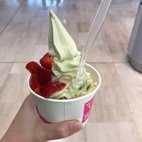 Photo taken at Snog Pure Frozen Yogurt by Priscila M. on 7/23/2017